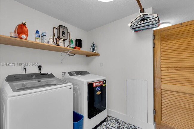 Building Photo - 232 W Seaview Dr