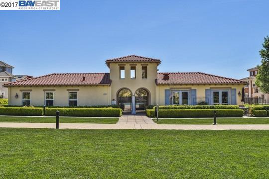 Building Photo - Luxury 3 bedroom 3 bath located in great a...