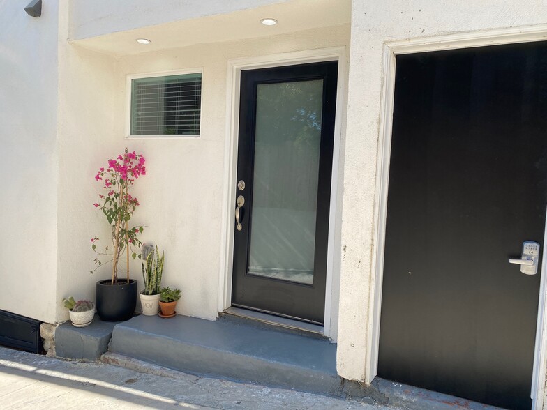 Private entrance - 2100 Rome Dr