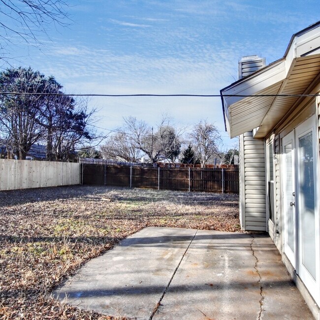 Building Photo - 1912 Bosque Ln