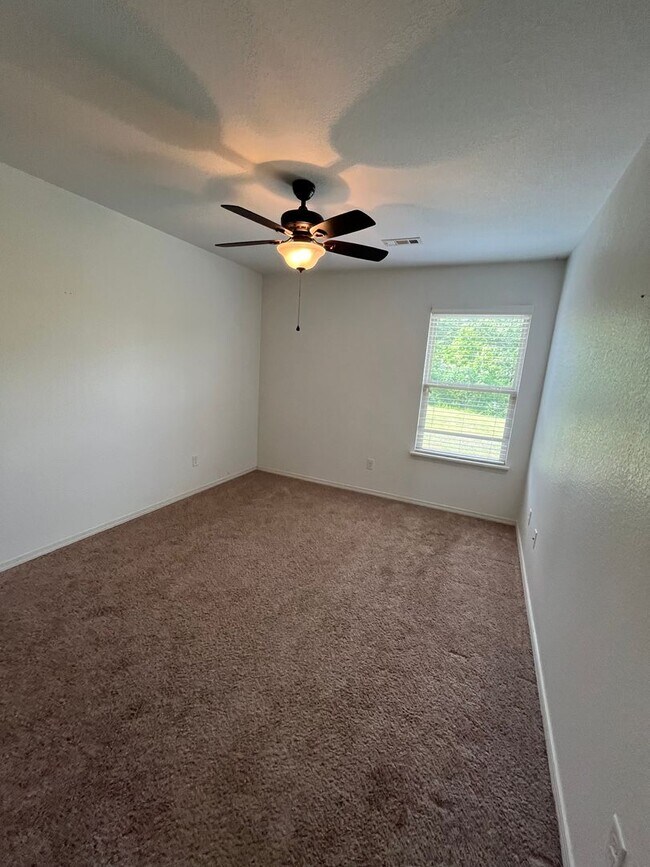 Building Photo - New Listing!