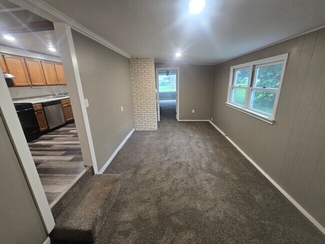 Building Photo - 3 Bedroom Home in Champaign!