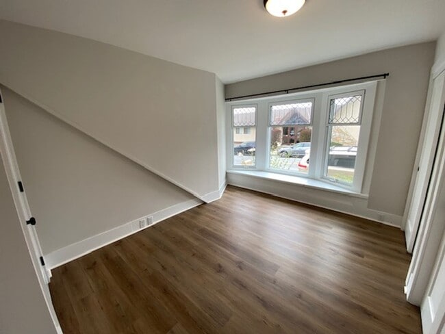 Building Photo - 542 Pine Ave