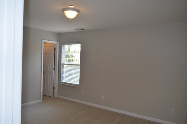 Building Photo - 1401 Peppermint Ln