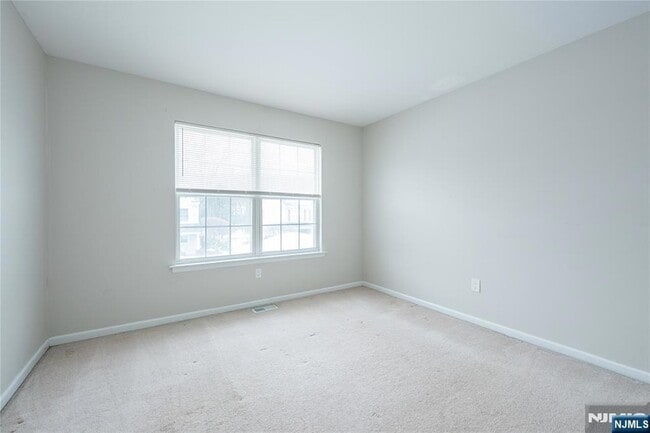 Building Photo - 63 Hickory Way