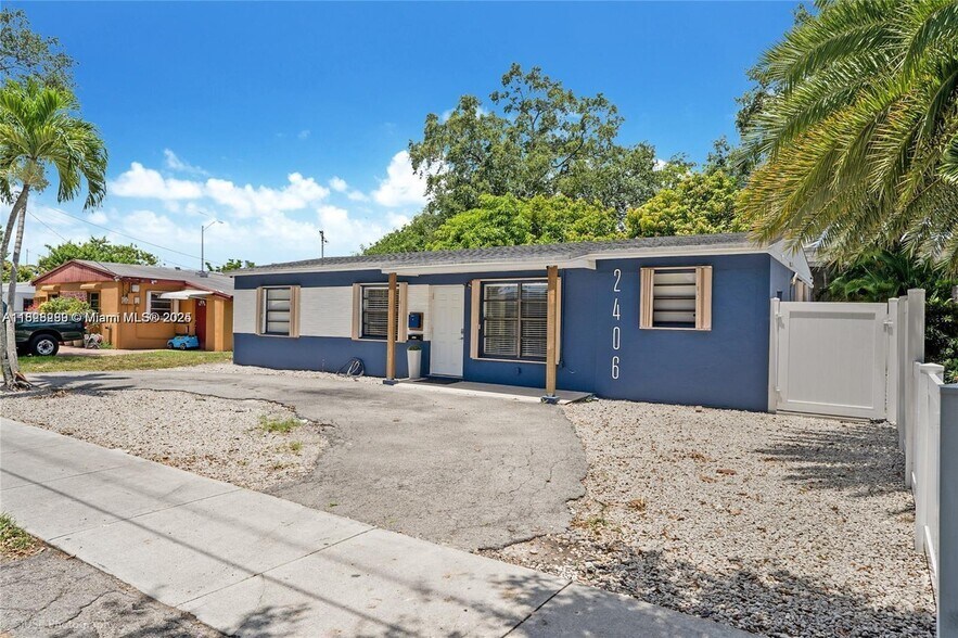 Primary Photo - 2406 N 28th Ave