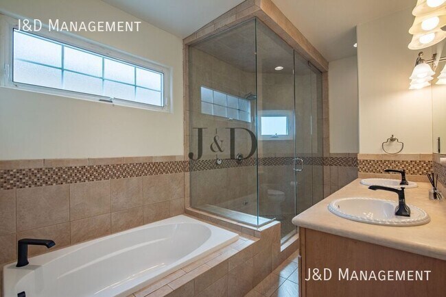 Building Photo - 105 S Ditmar St