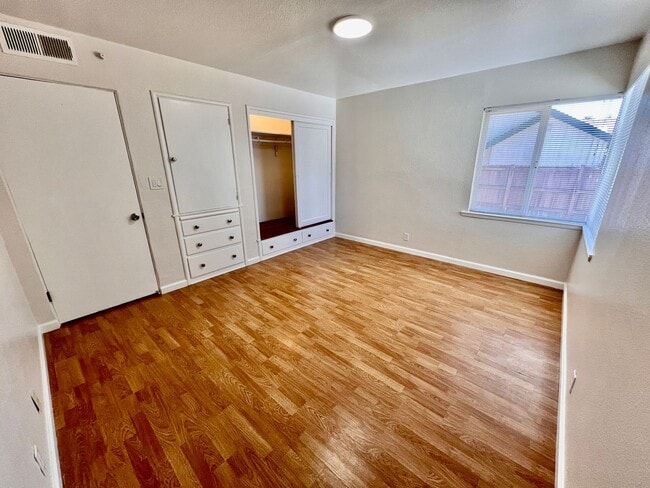 Building Photo - $2,300 Peach & Kings Canyon, 3 Bedroom - S...