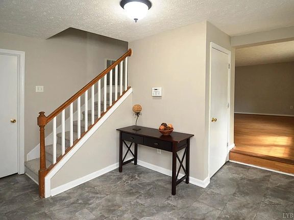 Foyer - 4204 Tremont St