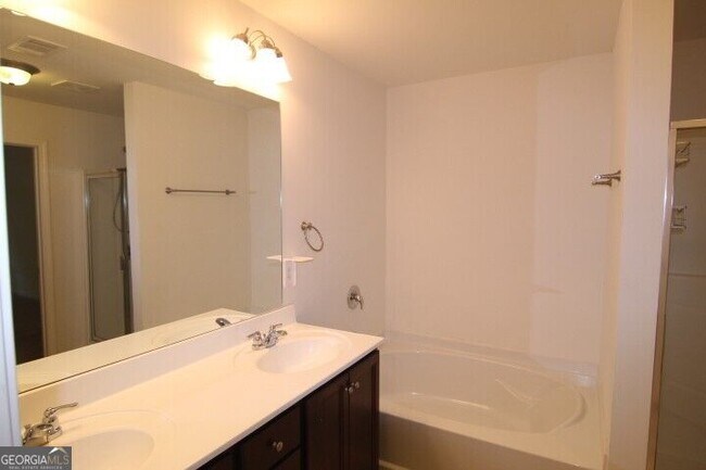 Building Photo - 5850 Vinyard Ln