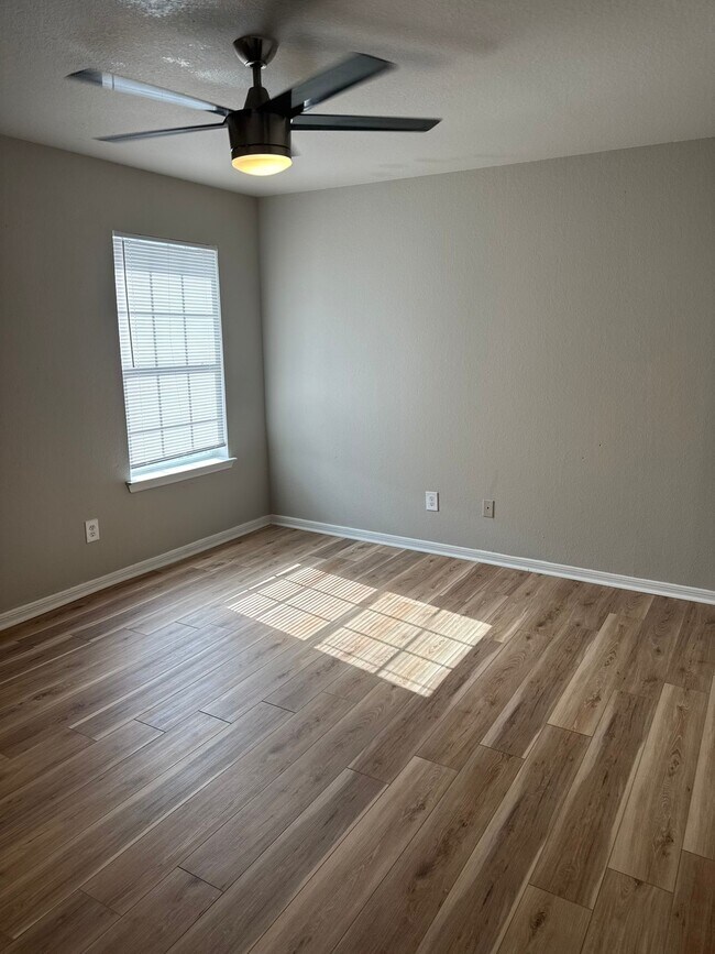 Building Photo - 11902 Clifton Oaks Dr