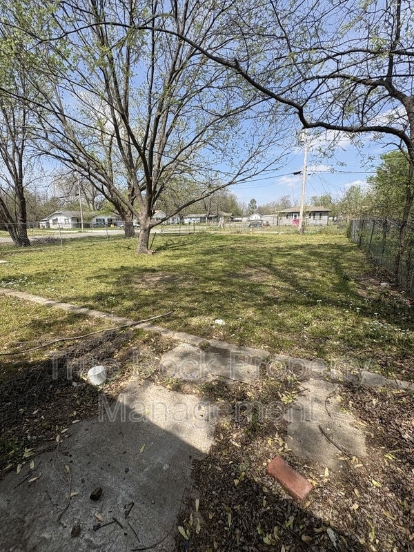 Building Photo - 730 W 8th St