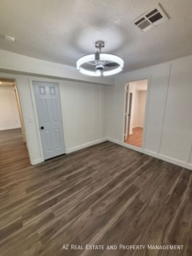 Building Photo - 502 E Cody Dr