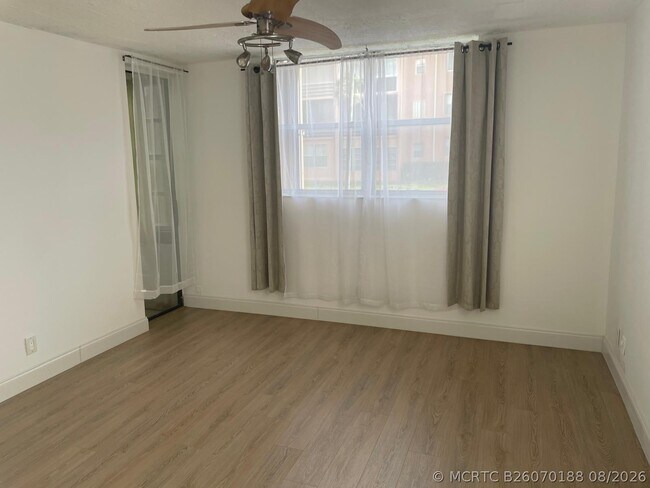 Building Photo - 2851 Somerset Dr