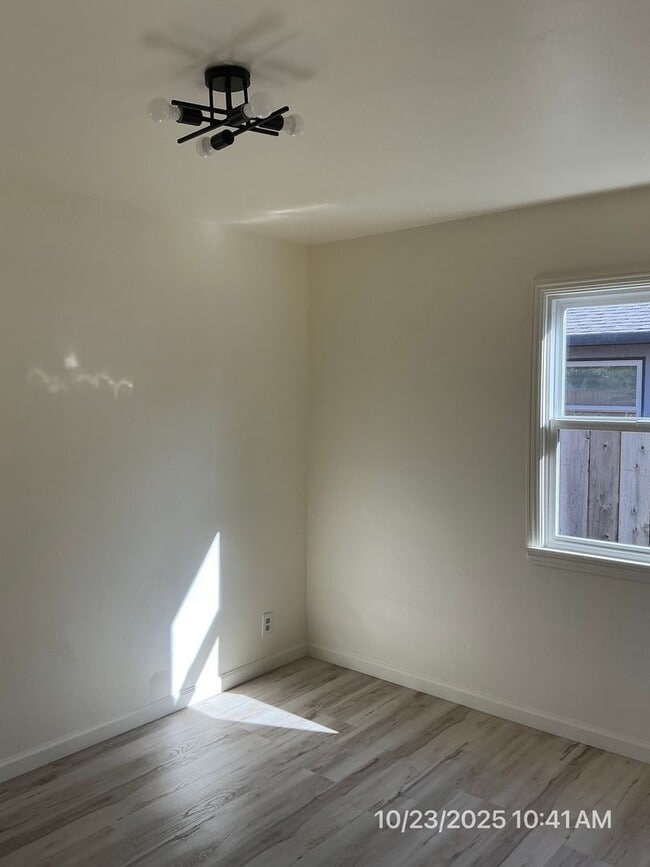 Building Photo - Refreshed 3 Bedroom