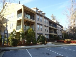 Building Photo - Immaculate Condo in The Flats of Woodlake! - Available August!