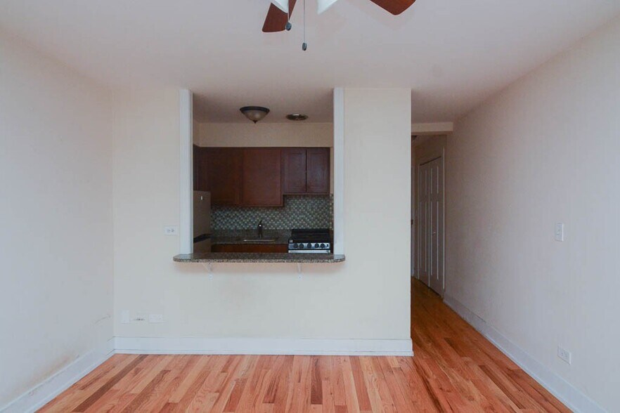 Building Photo - 675 W Wrightwood Ave