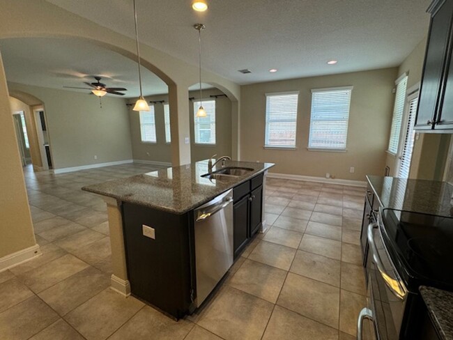 Building Photo - Beautiful Open Floor Plan with 3 Bedroom 2...