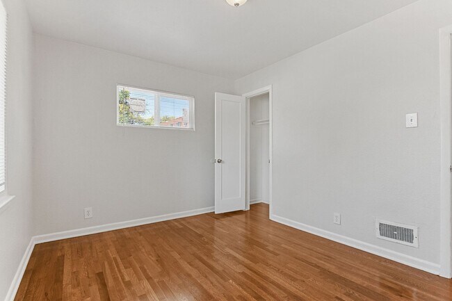 Building Photo - Newly Renovated 2 bed/1 bath home!!