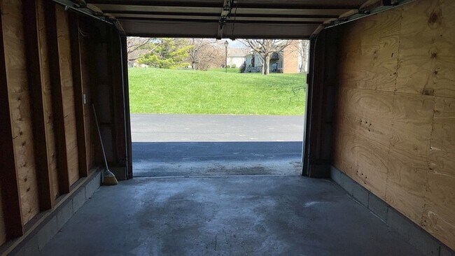 Building Photo - 1420 Lake Pointe Way