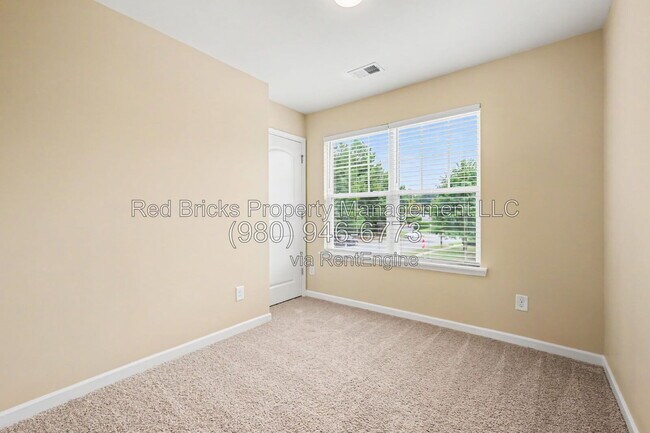 Building Photo - 5013 Spring Arbor Ln