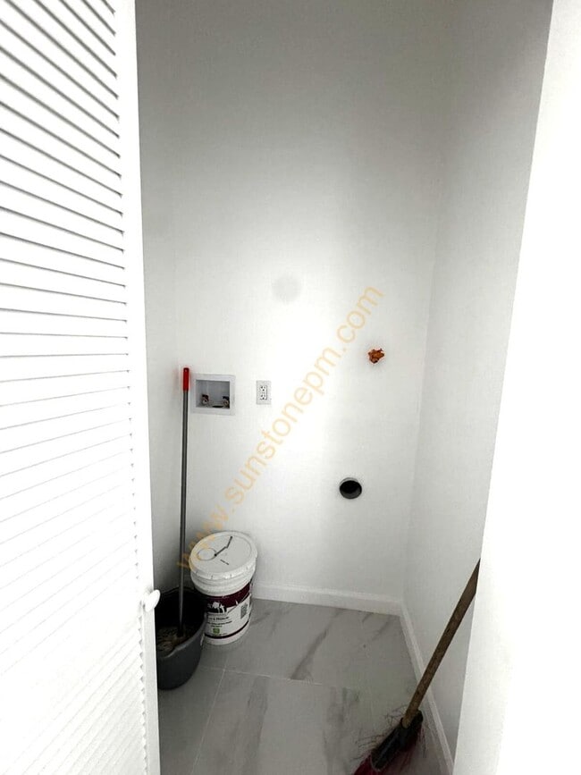 Building Photo - 696 E 9th St