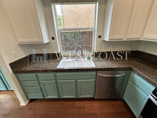 Building Photo - AVAILABLE NOW!!! 3 Bedroom 3 bath Private OASIS backyard in Vista, CA.