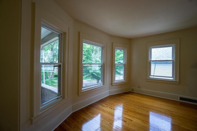 Building Photo - Large Newly Renovated Second Floor Flat Av...