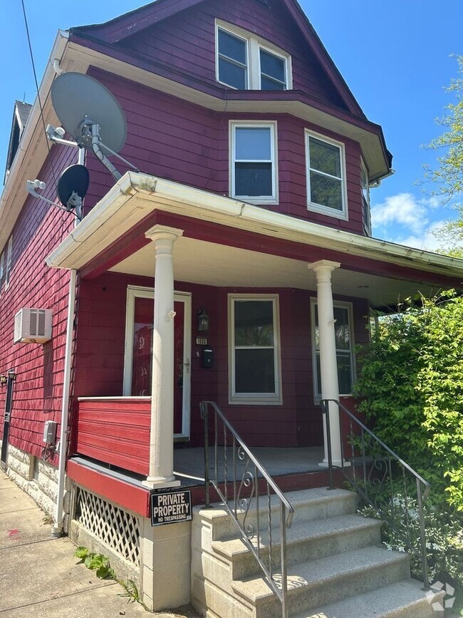 Building Photo - Section 8 Accepted! 3br/1.5ba with 2 Car G...