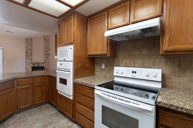 Building Photo - Stunning 3-bedroom, 2-bathroom home with a...