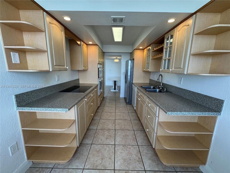 Building Photo - 18041 Biscayne Blvd