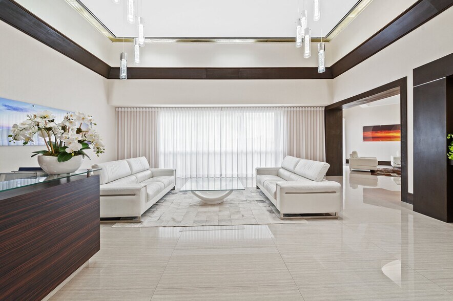 Building Photo - 16485 Collins Ave