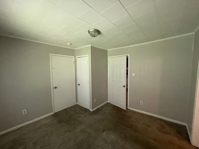 Building Photo - Freshly painted 2 bedroom 1 bath house- Pet Friendly!