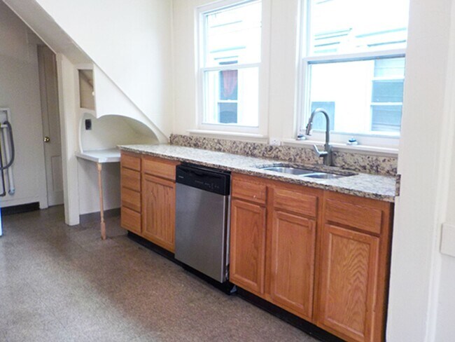 Building Photo - AVAILABLE 07/01/2026 - Beautiful 3 Bedroom...