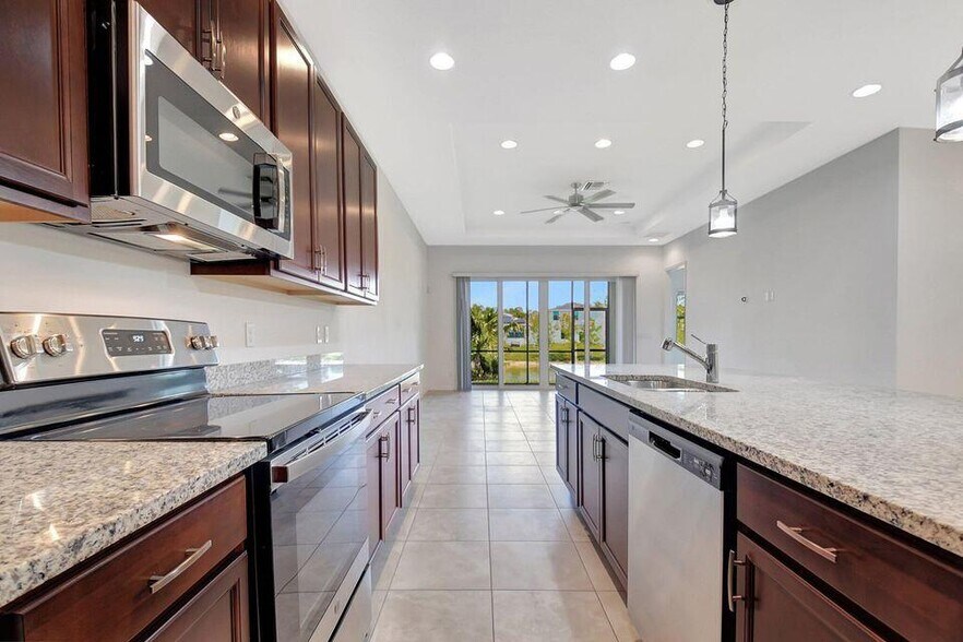 Building Photo - 6051 Stonecrest Ct