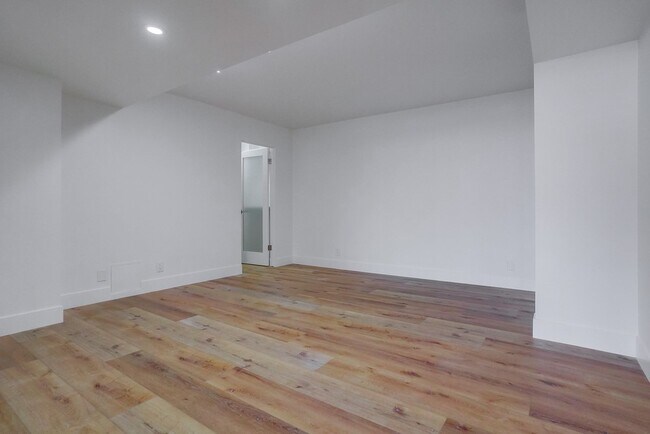 Building Photo - 435 N Oakhurst Dr