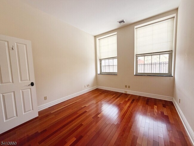 Building Photo - 33 Forest Ave