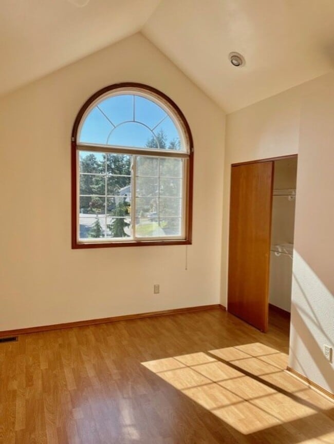 Building Photo - Holiday rent special/Newly remodeled Sammamish Home