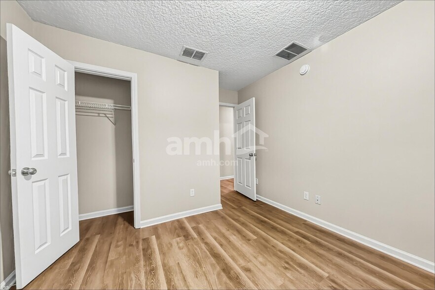 Building Photo - 1379 Samantha Cir E