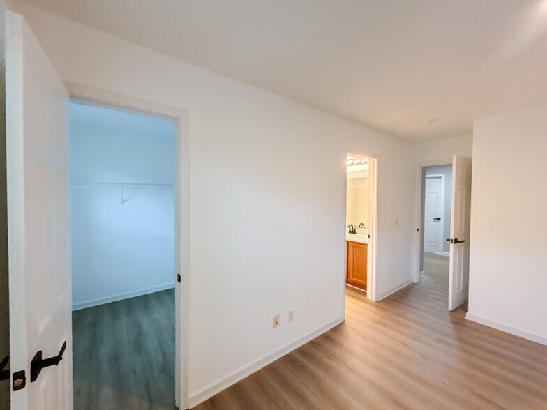 Building Photo - 215 Dillard Mill Dr