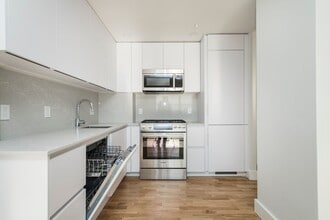 Building Photo - SOUTHIEEE - 2 bed - NO BROKER FEE