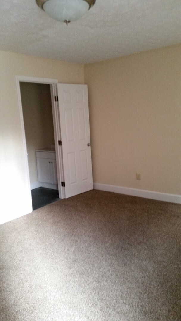 Building Photo - Large Town Home