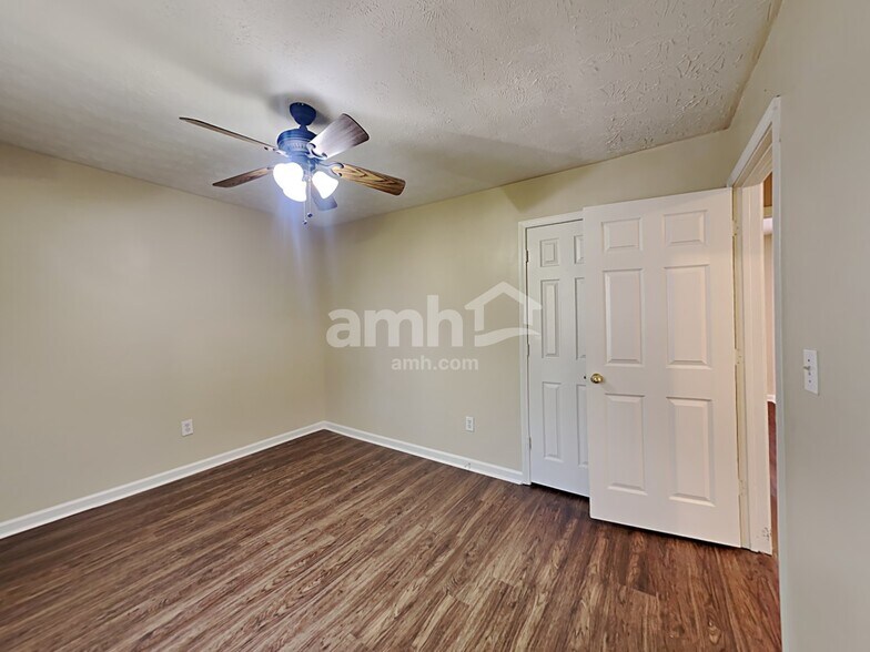 Building Photo - 322 Hillcrest Ln