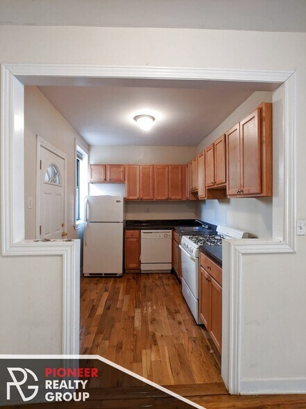Building Photo - 630 W Cornelia Ave