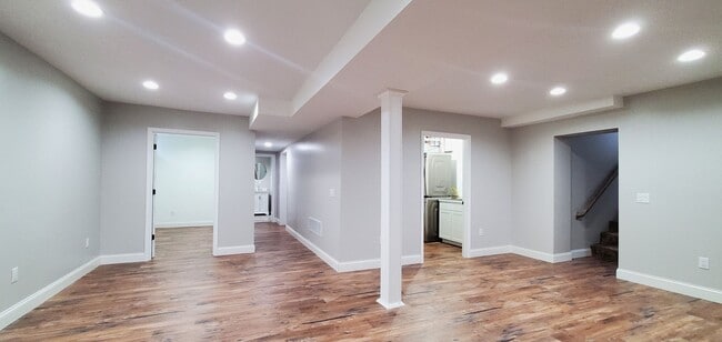 Building Photo - 4-bedroom 3-bathroom home minutes to Downt...
