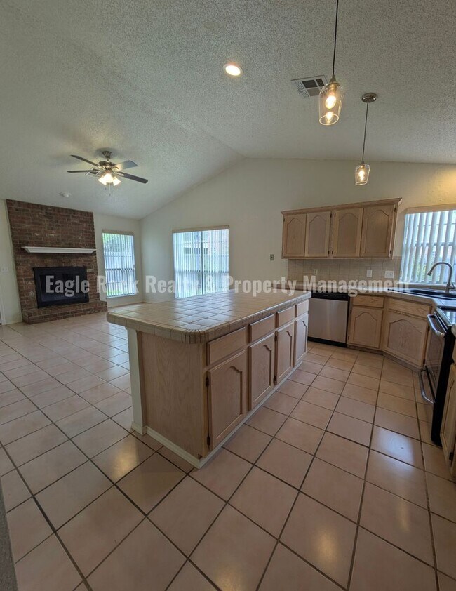 Building Photo - 1304 N Umbrella Ave