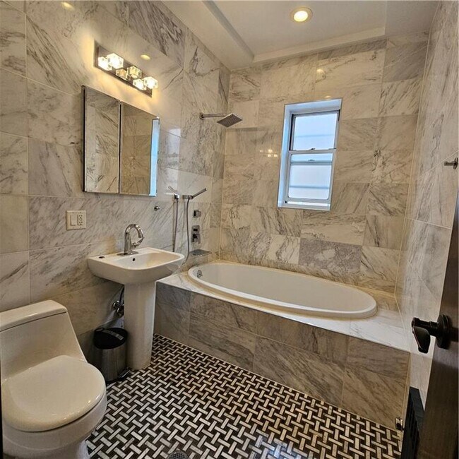 Building Photo - 1535 E 31st St