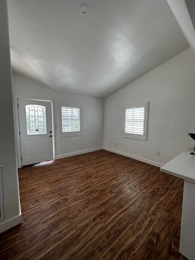 Living Area - 824 Glenway Dr