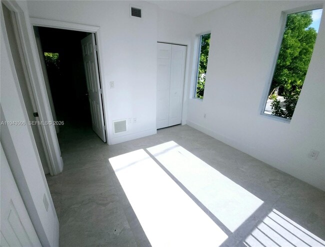 Building Photo - 580 NW 34th St