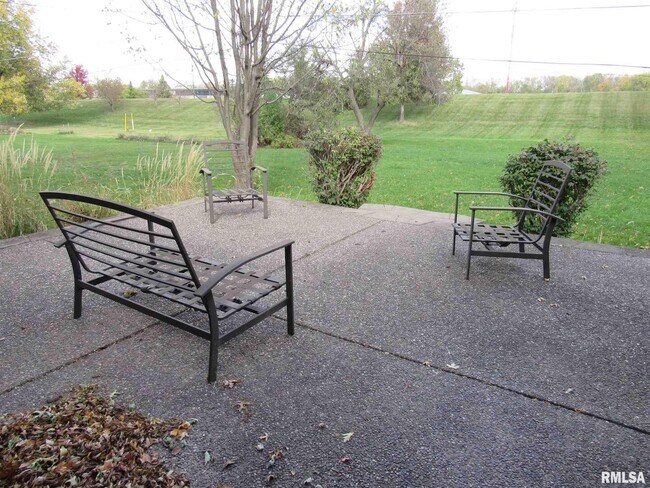 Building Photo - 233 Manor Dr